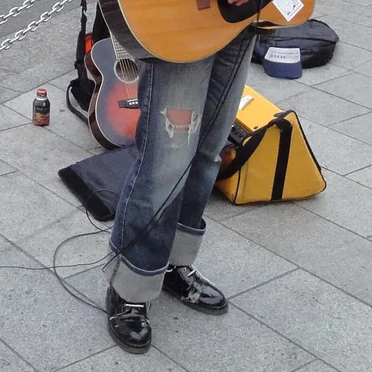 栗原優 with 鈴木峻<br>街頭行動<br>at 新宿アルタ前<br>photo by ichiro matsui<br>2013.3.24.
