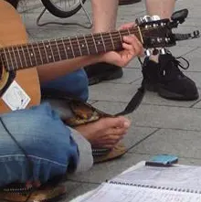 栗原優 with 鈴木峻<br>街頭行動<br>at 新宿アルタ前<br>photo by ichiro matsui<br>2014.7.6.