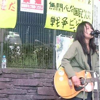 栗原優 with 鈴木峻、佐藤佳雄<br>街頭行動<br>at 新宿アルタ前<br>photo by anjuna<br>2016.5.2.